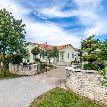 Sole, Ferienvilla Mit Eigenem Pool Bei Pula Tatil Evi