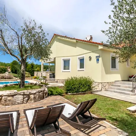 Sole, Ferienvilla Mit Eigenem Pool Bei Pula